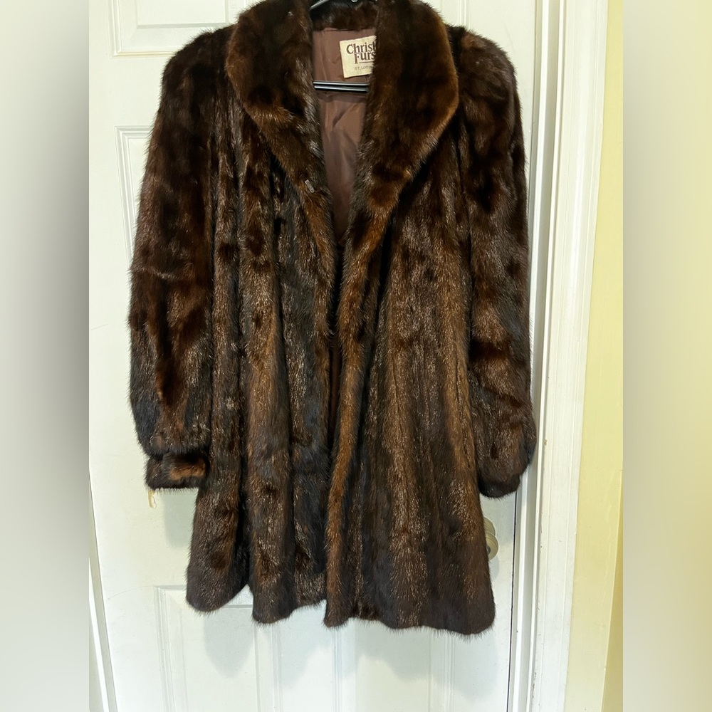 This Christa Furs Dark Brown Mink Coat in size 14 is luxurious and vintage.